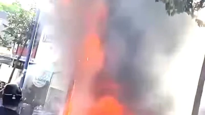 TPHCM: Cửa hàng giày dép phát hỏa giữa trưa, thiệt hại khoảng 300 m²