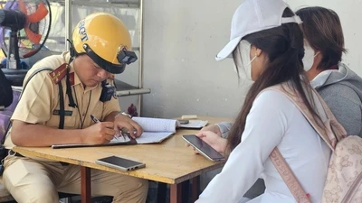 Đội CSGT Tân Sơn Nhất xử lý hàng loạt học sinh không đội mũ bảo hiểm