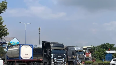 Ba người tử vong thương tâm sau va chạm với xe đầu kéo