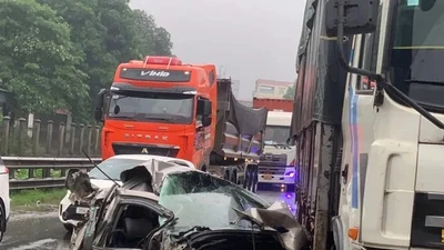 Xe con bị kẹp giữa xe tải và xe đầu kéo, tài xế an toàn thót tim