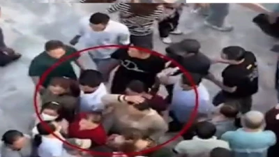 Xác minh nhóm dàn cảnh chen lấn giật dây chuyền du khách