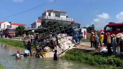 Xe tải bốc cháy trên quốc lộ, tài xế lùi xe xuống mương nước để dập lửa