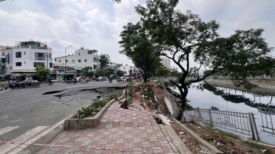 TP HCM chi 100 tỷ đồng khắc phục khẩn cấp sạt lở bờ kè kênh Tàu Hủ