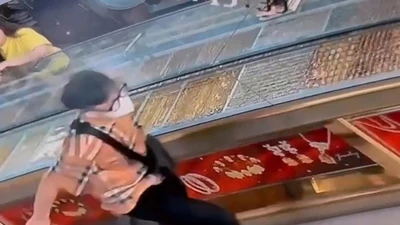 Hai thanh niên cướp tiệm vàng giữa ban ngày ở TP HCM