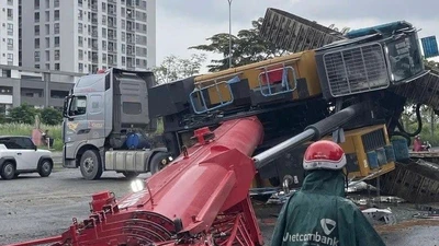 TP HCM: Xe cần cẩu tuột khỏi rơ-mooc, suýt đè trúng người đi đường