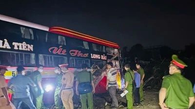 Đồng Tháp: Xe khách lao vào lề, khiến hai người tử vong