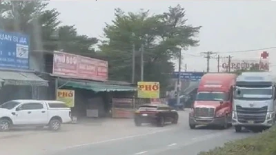 TPHCM: Clip ô tô chạy ngược chiều kéo bụi mù trên ĐT 747B