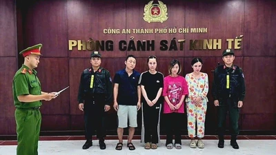 Triệt phá đường dây bán 10.000 chai nước hoa giả trị giá 10 tỷ đồng tại TPHCM