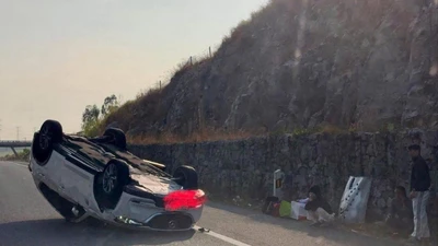 Ô tô gặp sự cố, lật trên cao tốc qua Lâm Đồng