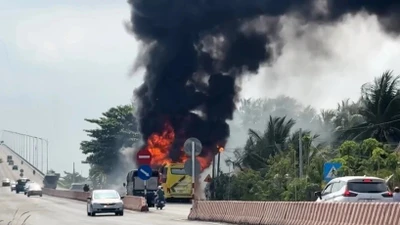 Cháy xe khách giường nằm gần cầu Cổ Chiên