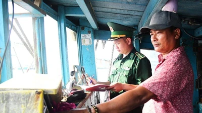 Phát hiện tàu cá chở khoảng 20.000 lít dầu DO không rõ nguồn gốc