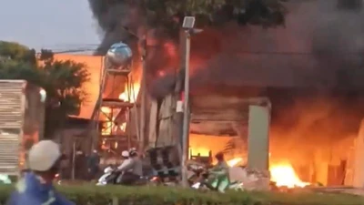 TPHCM: Cháy lớn bãi phế liệu trên đường Mỹ Phước – Tân Vạn