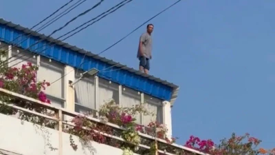 Kịp thời cứu sống người đàn ông mất kiểm soát trên mái nhà ở Mũi Né