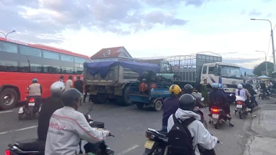 Va chạm hai xe tải trên Quốc lộ 1 qua Khánh Hòa