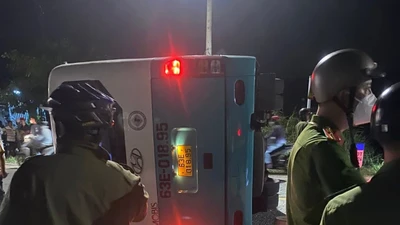 Xe chở công nhân lật ngang trên đường tỉnh 826, hơn 10 người nhập viện