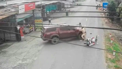 Tài xế không chấp hành hiệu lệnh, nhiều lần ép xe và húc xe CSGT