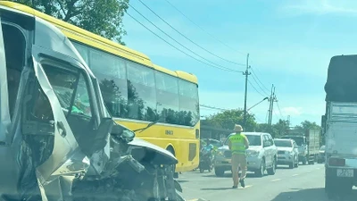 Xe khách va chạm xe đầu kéo trên quốc lộ 14, hai người bị thương