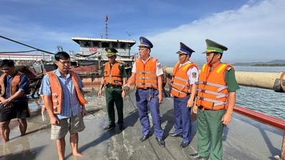 Bắt giữ xà lan vận chuyển cát không giấy tờ và đối tượng tàng trữ ma túy