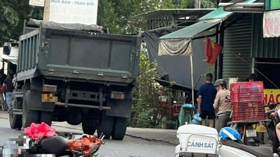Người đàn ông tử vong tại chỗ sau va chạm xe ben và xe máy ở Bà Điểm