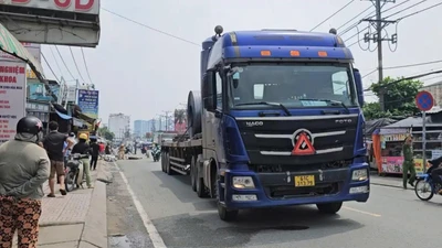 TP HCM: Cô gái trẻ không qua khỏi sau va chạm với xe đầu kéo