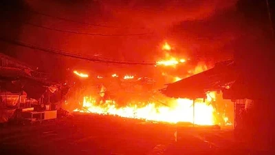 Cháy 4 căn nhà kinh doanh giày dép tại chợ Nhị Thiên Đường, TP.HCM