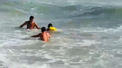 Cứu sống nam du khách bị sóng cuốn khi tắm biển Bãi Dứa