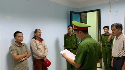 Gia Lai: Bắt 2 người lái ô tô chặn đầu xe CSGT để quay clip đăng mạng