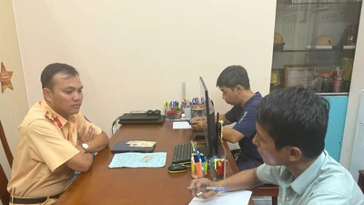 Clip tài xế xe tải đập kính ô tô giữa phố gây xôn xao mạng xã hội