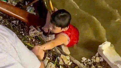 Đà Nẵng: Người dân hợp sức cứu bé trai giữa dòng nước lũ sông Hàn