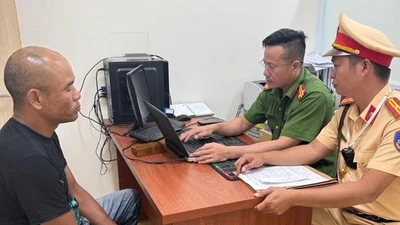 Tạm giữ tài xế ô tô 16 chỗ gây ồn ào khu vực chợ Kiến Đức