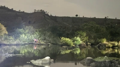 Giải cứu 2 nam sinh mắc kẹt giữa sông Ba ở Gia Lai