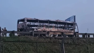 Xe khách bốc cháy dữ dội trên cao tốc TPHCM – Trung Lương