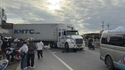 Xe máy va chạm ô tô đầu kéo trên Quốc lộ 1