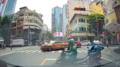 Ô tô rẽ trái tông người đi bộ ở trung tâm TP HCM