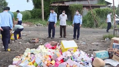 Cà Mau tiêu huỷ hơn 1.200 chai gas mini và nhiều hàng nhập lậu