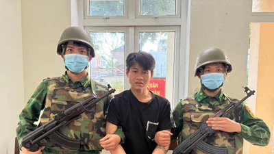 Bắt thanh niên 19 tuổi khai vận chuyển ma túy đá theo chỉ đạo từ mạng xã hội