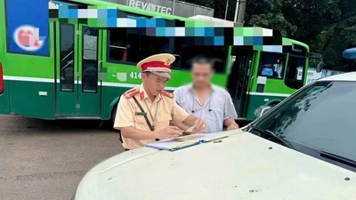 Dừng xe trái phép trên Quốc lộ 20, tài xế xe buýt bị lập biên bản