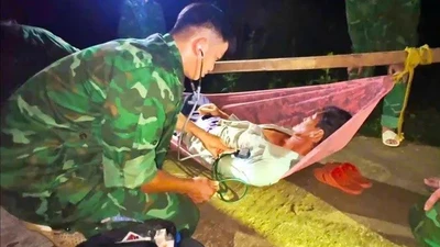 Kịp thời đưa người dân trên đảo Hòn Chuối vào bờ cấp cứu