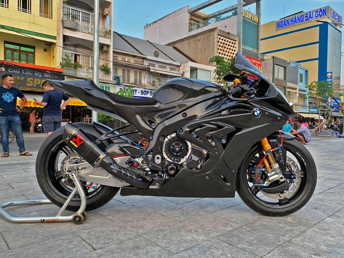 Một workshop ở Long Xuyên (An Giang) vừa cho ra lò bản độ S1000RR với dàn áo hoàn toàn bằng carbon đi kèm hàng loạt trang bị của xe đua SBK. Workshop này cũng là nơi cho ra đời các siêu phẩm độ tiền tỷ như Kawasaki Ninja H2 độ phong cách H2R hay một chiếc BMW S1000RR độ nồi khô đầu tiên tại Việt Nam.