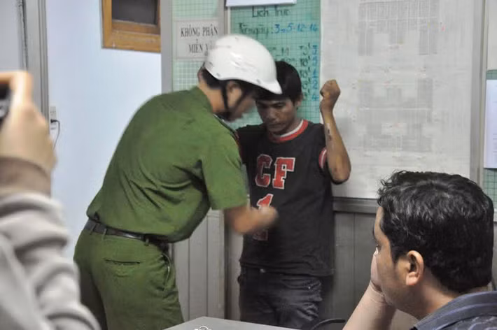 Một đối tượng trộm cắp bị bắt giữ trong đợt ra quân sáng 5/12 bị dẫn giải về công an phường để xử lý.