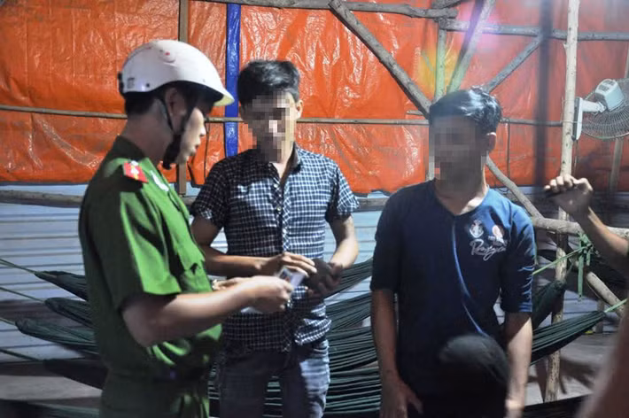 Theo ghi nhận của PV Kiến Thức vào rạng sáng 5/12, tại các trục đường cửa ngõ TP HCM như Xa lộ Hà Nội, quốc lộ 1..., lực lượng chức năng đã tiến hành kiểm tra hành chính nhiều đối tượng nghi vấn.