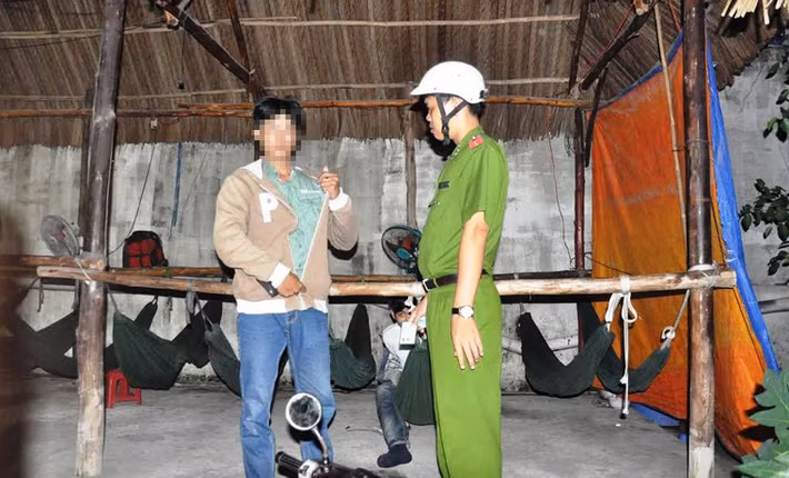 Những quán cafe võng cũng nằm trong tầm ngắm của lực lượng này. Tại đây, nhiều đối tượng có biểu hiện sử dụng ma túy đã bị dẫn giải về phường.