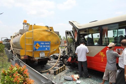 Đuôi xe bồn chỉ bị hư hỏng nhẹ.