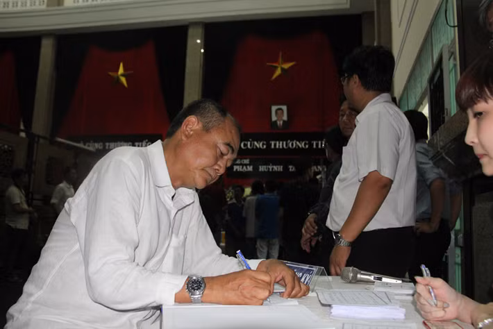 Nghệ sĩ ưu tú Việt Anh cũng có mặt từ rất sớm để viếng tang thần tượng bóng đá của mình.