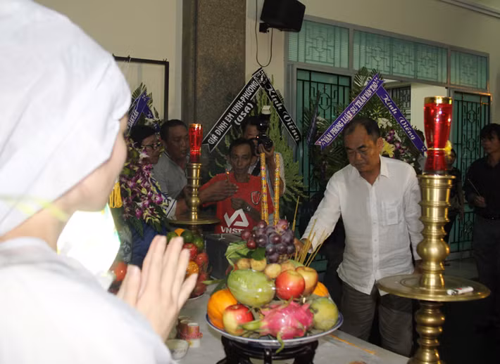 Nghệ sĩ Việt Anh thắp nén nhang tiễn biệt người anh, một thần tượng tài danh và đức độ của làng bóng đá nước nhà.