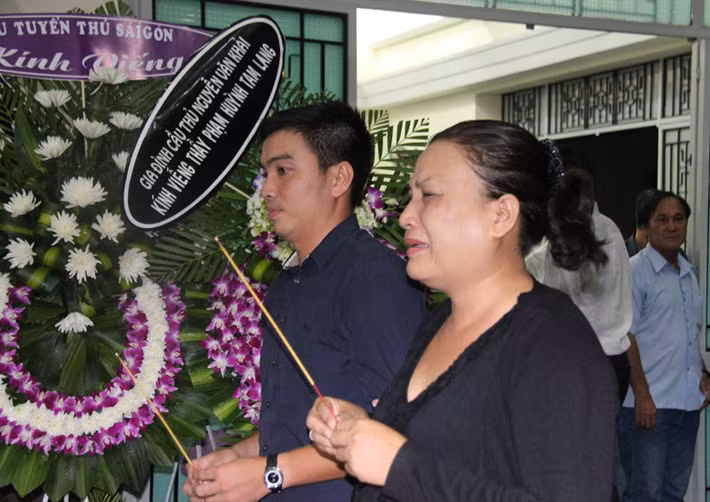 Nhiều lứa cầu thủ trẻ từng được ông Tam Lang huấn luyện, dạy bảo đã đến thắp hương tiễn biệt thầy.