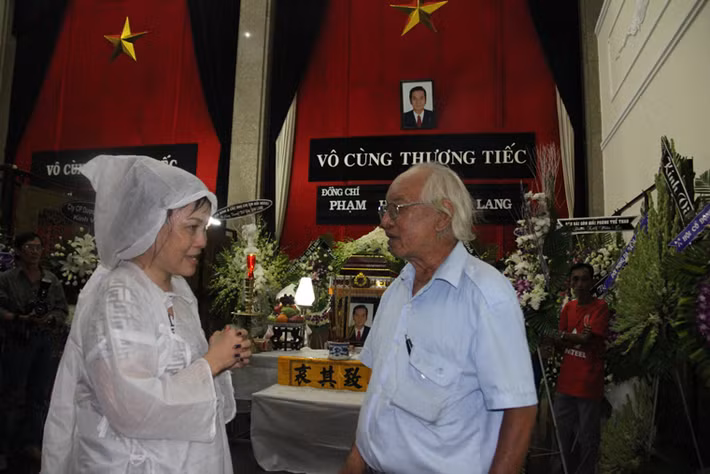 Những người bạn, người đồng nghiệp... đến chia buồn cùng bà Tô Thị Minh Hồng, vợ ông Tam Lang trước sự ra đi của cựu danh thủ.