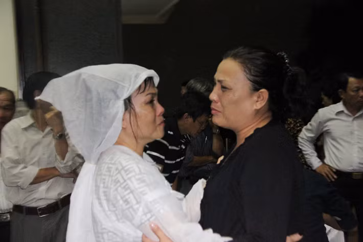 Nhiều người không nén được xúc động, thương tiếc người cựu Huấn luyện viên đội bóng vang danh một thời Cảng Sài Gòn.