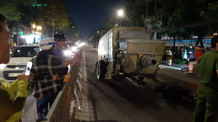 Thậm chí có không ít người dùng ĐTDĐ quay phim, “livestream” cảnh chết choc của vụ tai nạn vô cùng phản cảm.