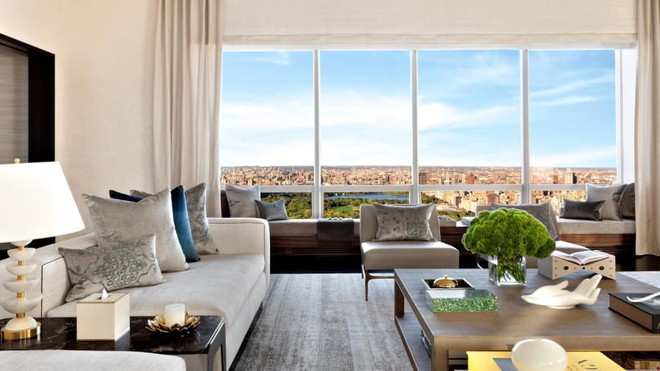 Phòng suite có 3 phòng ngủ và 3 phòng tắm. Khách thuê sẽ được hưởng mọi tiện nghi tại Park Hyatt như trực thăng, dịch vụ quản gia, bữa sáng miễn phí, khu vực spa hay đầu bếp cá nhân.